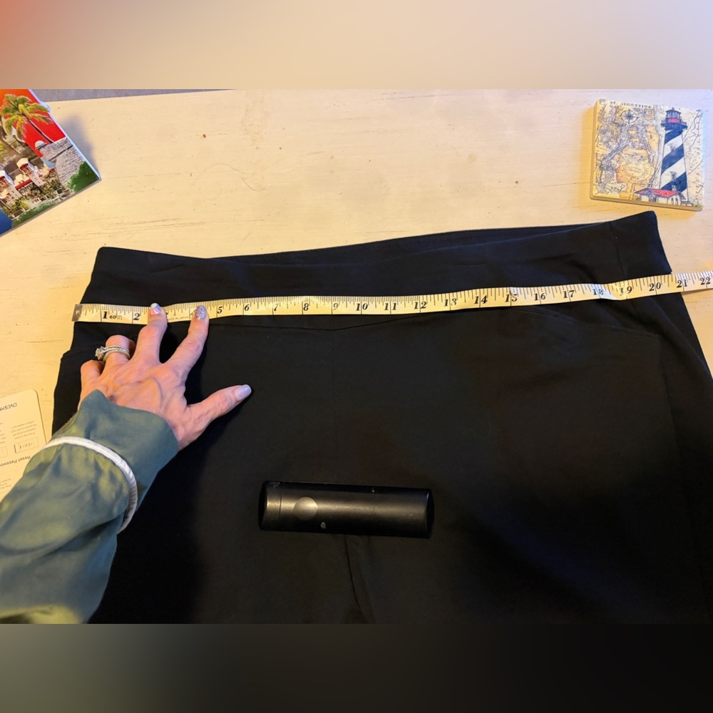 Croft and Barrow Women's Black Capri Pants - Picture 6 of 6